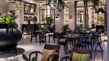3 restaurantes; se sirven desayunos, comidas, cenas y brunch