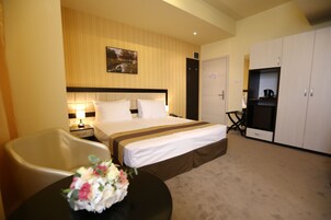 Minibar, caja de seguridad en la habitación y escritorio 