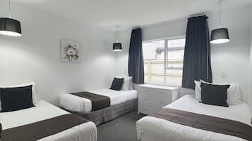 Quarto família, 3 quartos | 3 quartos, roupas de cama premium, camas Select Comfort