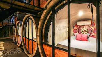 Soundproofing, free WiFi, bed sheets