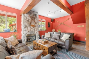 Fireplace - Squamish Adventure Inn (Squamish)