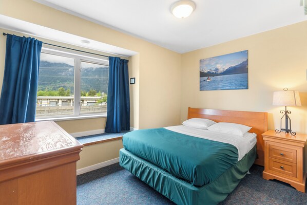 ستائر تعتيم ومكواة/لوح كي وواي فاي مجانًا وملاءات أسرّة