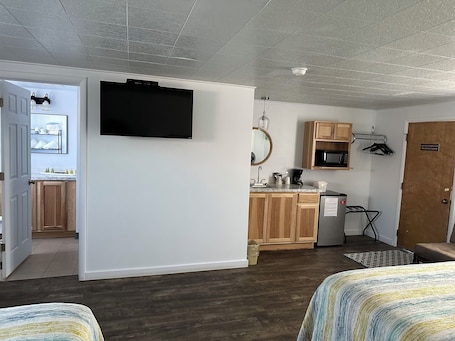 1 habitación, muebles diferentes y espacio para trabajar con laptop