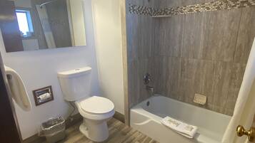 Chambre Deluxe, 2 grands lits (Room 11) | Salle de bain | Ensemble baignoire-douche, articles de toilette (gratuits)
