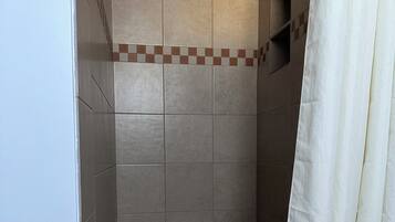 Deluxe Room (Room 10) | Bathroom | Combined shower/tub, free toiletries, hair dryer, towels
