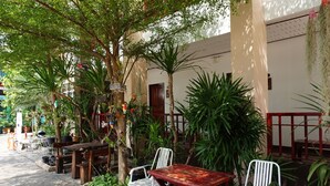 Outdoor dining - Phanthipha Residence (Khon Kaen)