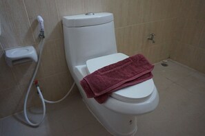 Shower, free toiletries