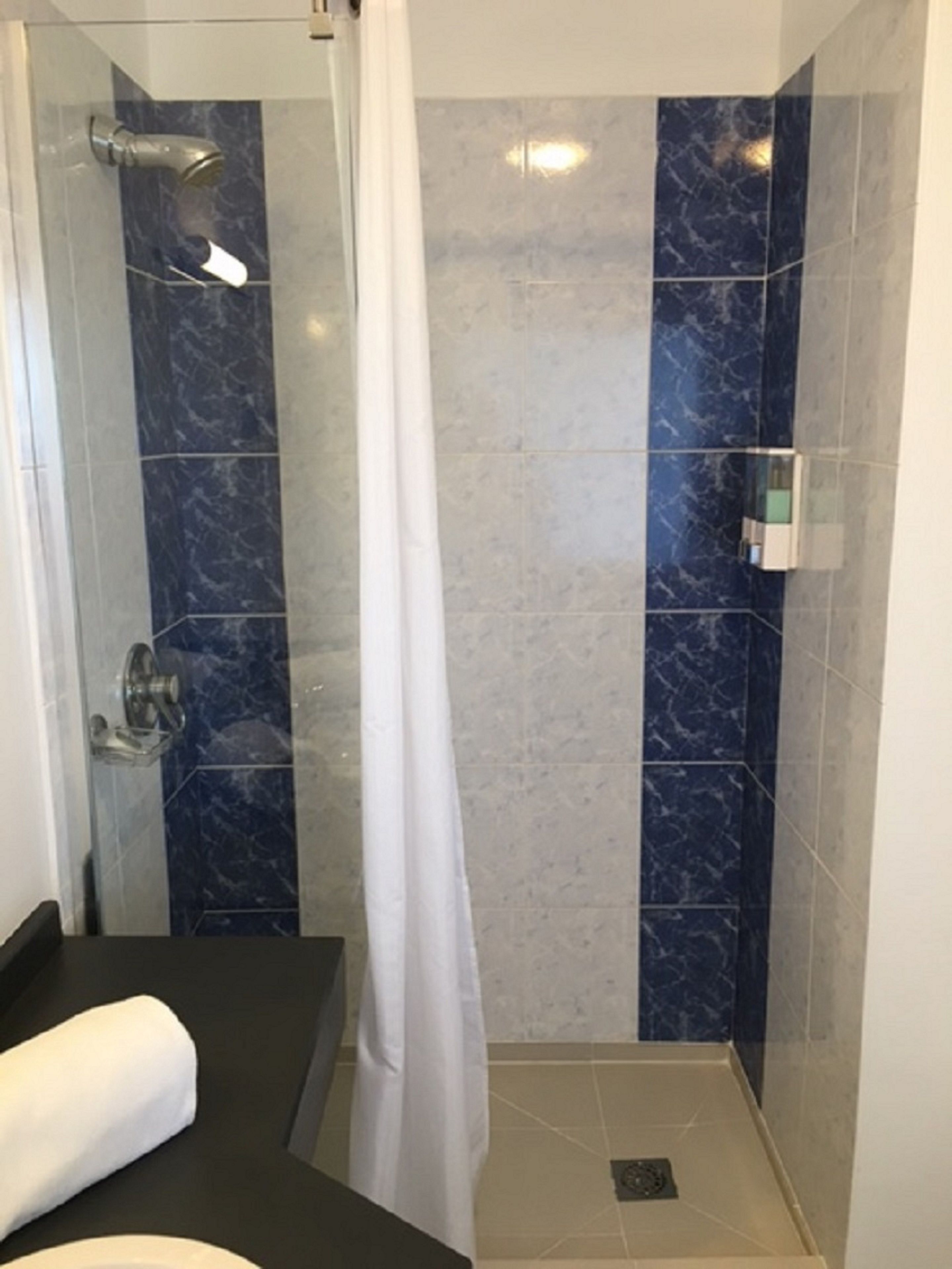 Kylpyhuone, jossa on suihku, wc ja pesuallas.