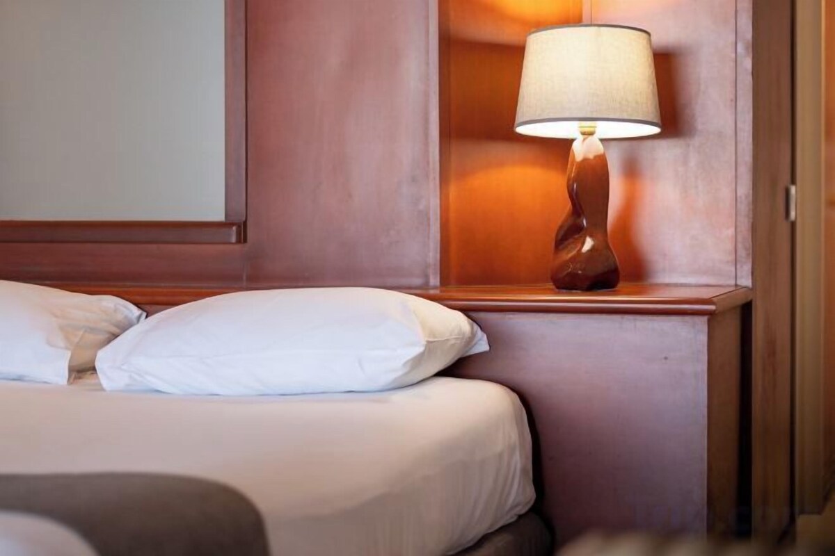Soundproofing, WiFi (free), bed sheets