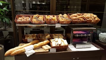 朝食 (フル ブレックファスト)、毎日提供 (有料)
