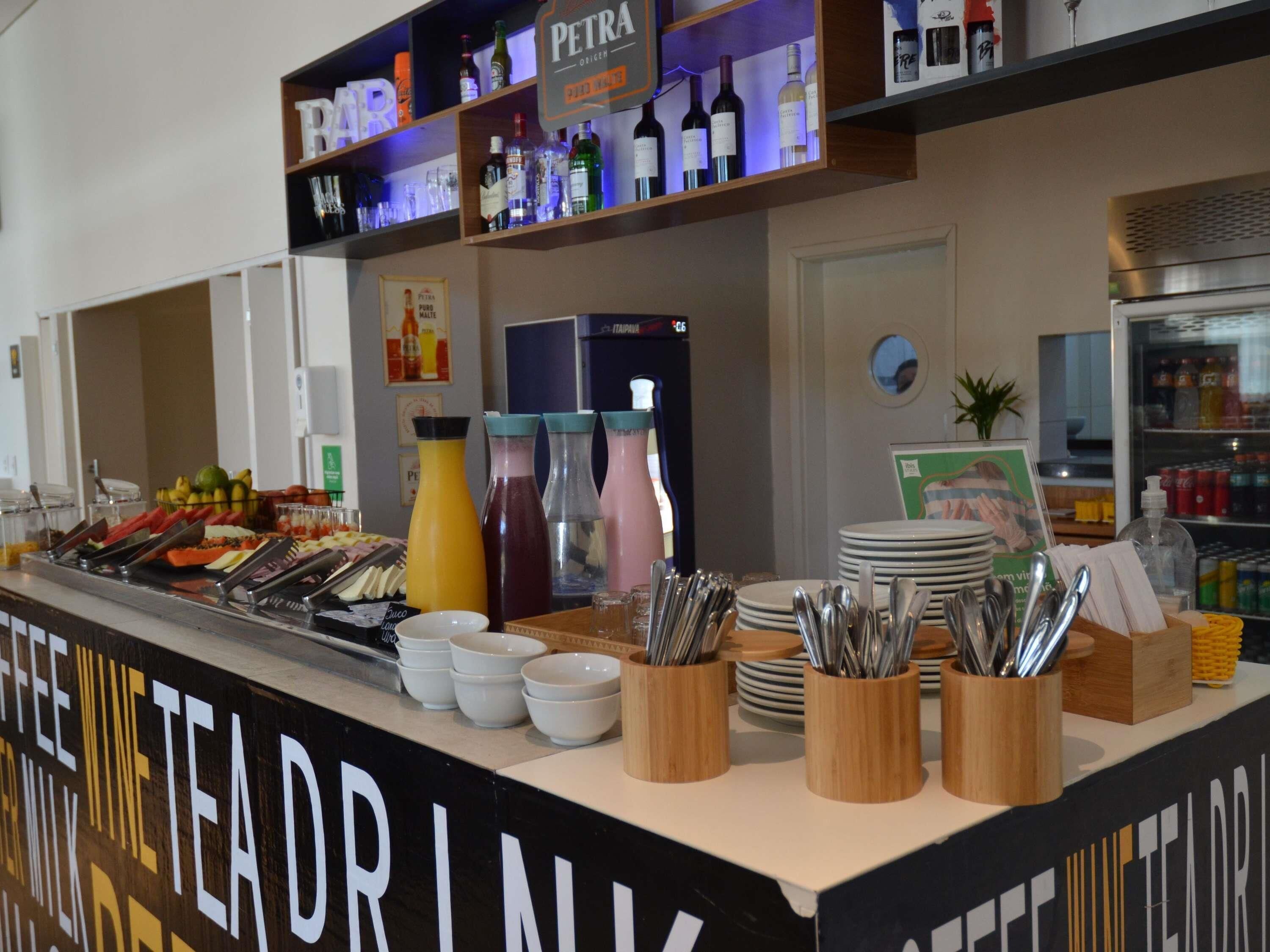 Zona de petit esmorzar amb diversos aliments, begudes i utensilis.