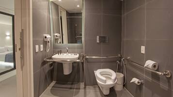 Shower, perlengkapan kamar mandi ramah lingkungan, dan pengering rambut