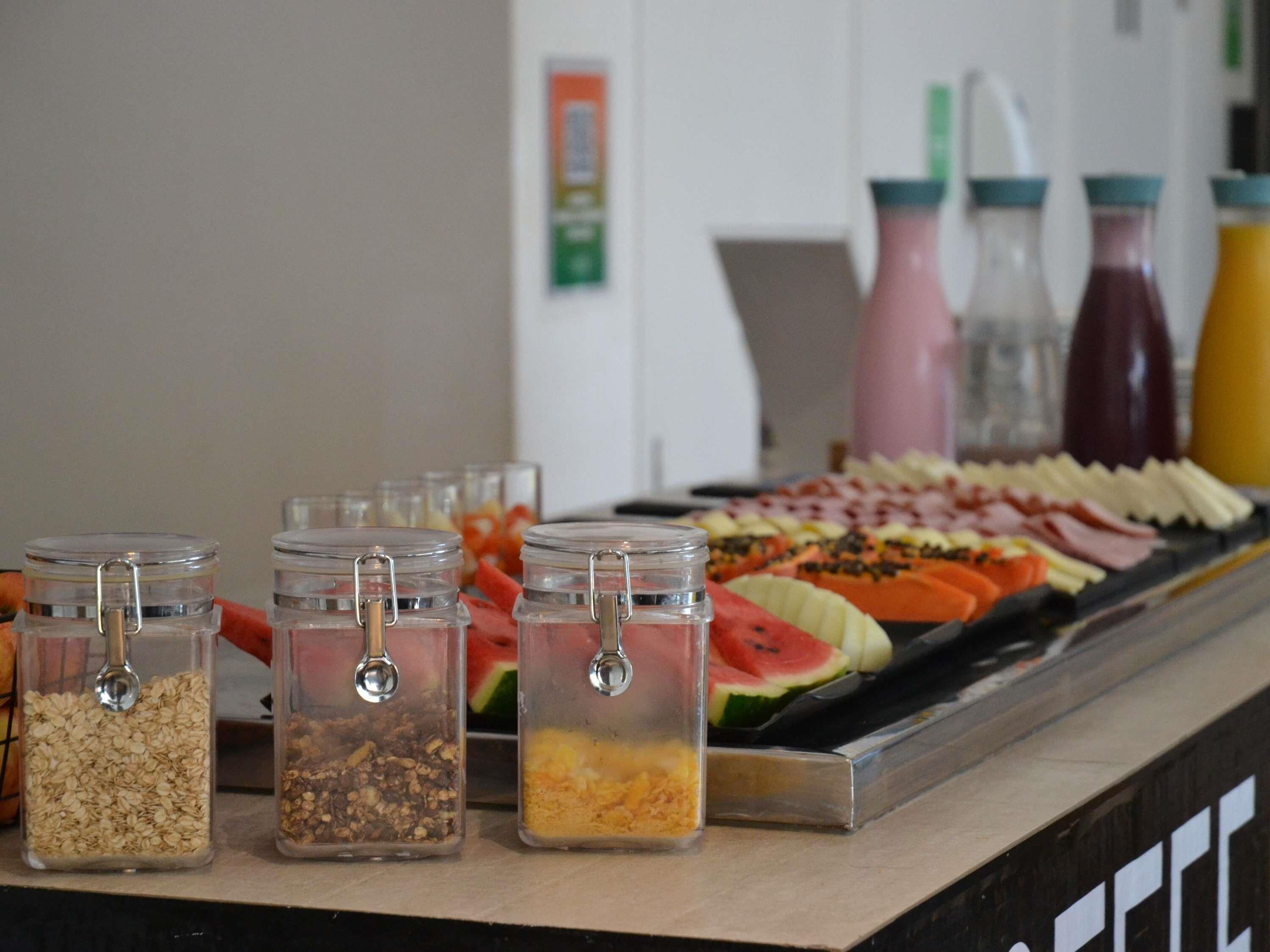 Un buffet proposant une variété de plats et d’accompagnements.