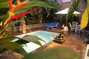 Kolam renang indoor dan kolam renang outdoor