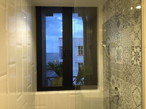 Deluxe Family Room - Sea View | Bathroom shower
