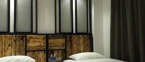 Habitación Deluxe con 2 camas individuales | Tabla de planchar con plancha, wifi gratis, ropa de cama