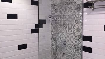 Phòng Suite, quang cảnh biển | Phòng tắm | Buồng tắm vòi sen, đồ dùng nhà tắm miễn phí, chậu vệ sinh/vòi rửa