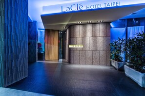Front of property - evening/night - Lacle Hotel - Luzhou Taipei (New Taipei City)