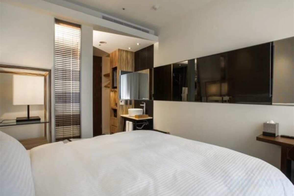 Literie de qualité, couette en duvet, coffre-fort, bureau
