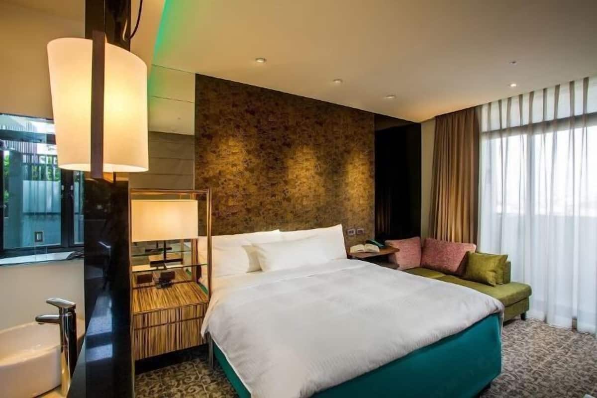 Premium bedding, down duvets, in-room safe, desk