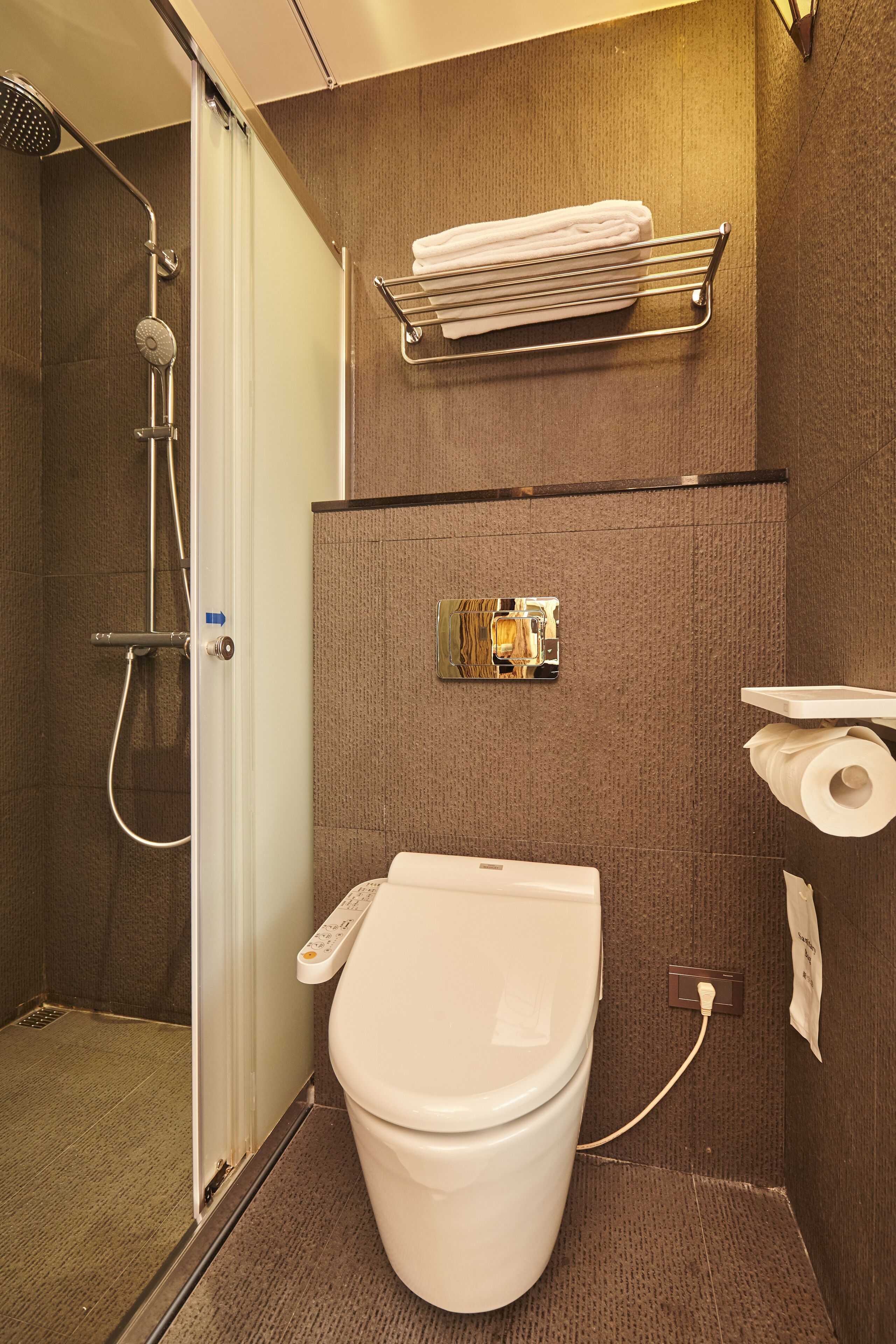 classic twin room | bathroom | shower, hair dryer, bidet, towels