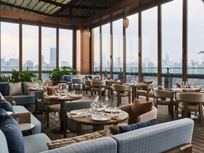 3 restauranter, frokost, lunsj og middag serveres, kinesiske retter