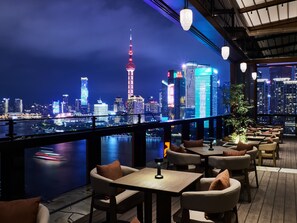 2 か所のレストラン : 朝食、ランチに営業