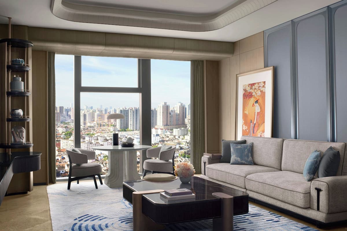 Suite, 1 cama de matrimonio grande, no fumadores | Minibar, caja fuerte, escritorio y cortinas opacas