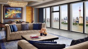 Suite Presidensial, 1 Tempat Tidur King (View) | Ruang keluarga | TV layar datar dan mainan