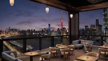 3 restaurantes; se sirve desayuno, almuerzo y cena; cocina china