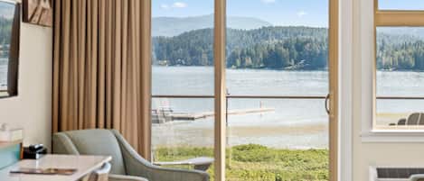 Tallelokero huoneessa, työpöytä, pimennysverhot, ilmainen Wi-Fi