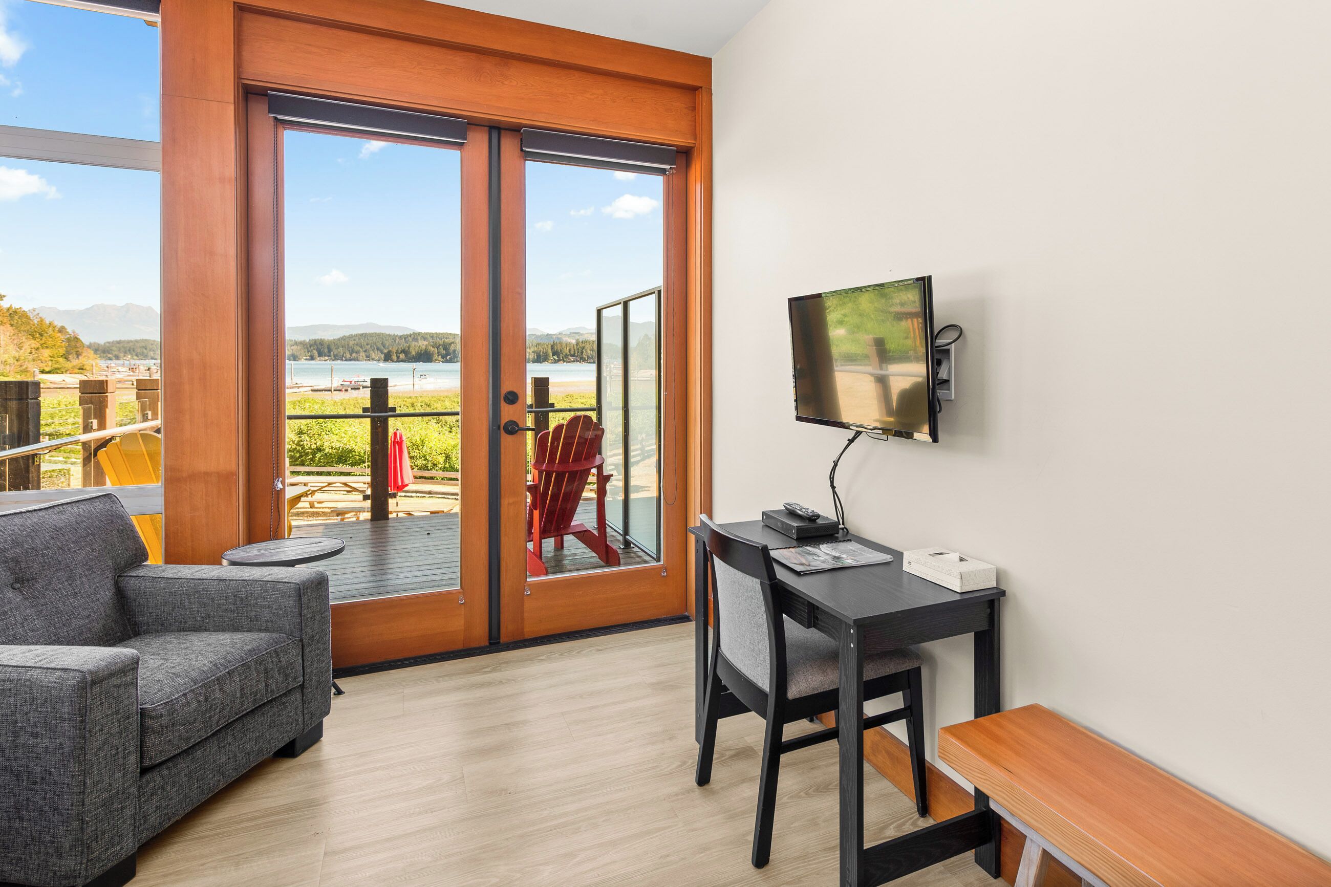 خزنة داخل الغرفة ومكتب وستائر تعتيم وواي فاي مجانًا