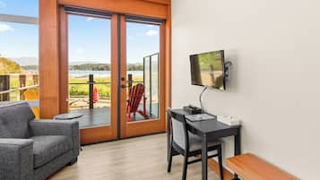 Family Suite, 2 Queen Beds, Lake View, No Pets | Cofres nos quartos, escrivaninha, cortinas blackout, Wi-Fi de cortesia