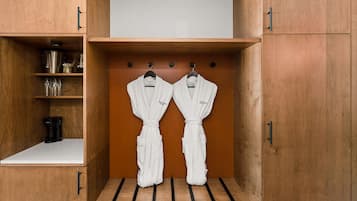 1 habitación, caja de seguridad en la habitación y escritorio