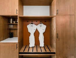 客房内保险箱、办公桌、遮光窗帘、免费 WiFi