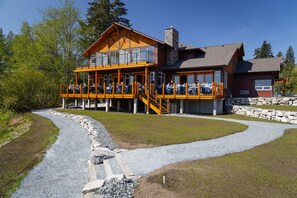 Sundeck - Sproat Lake Landing Resort (Port Alberni)
