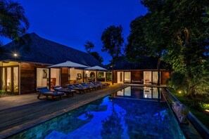 Outdoor pool, a natural pool - Villa Liola By Exotiq Villa Holidays (Kerobokan)