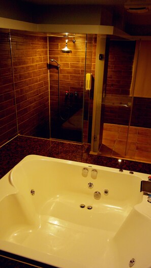 Quarto casal luxo, 1 quarto | Banheiro | Produtos de toalete grátis, secador de cabelo, chinelos 