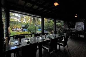 Breakfast, lunch and dinner served