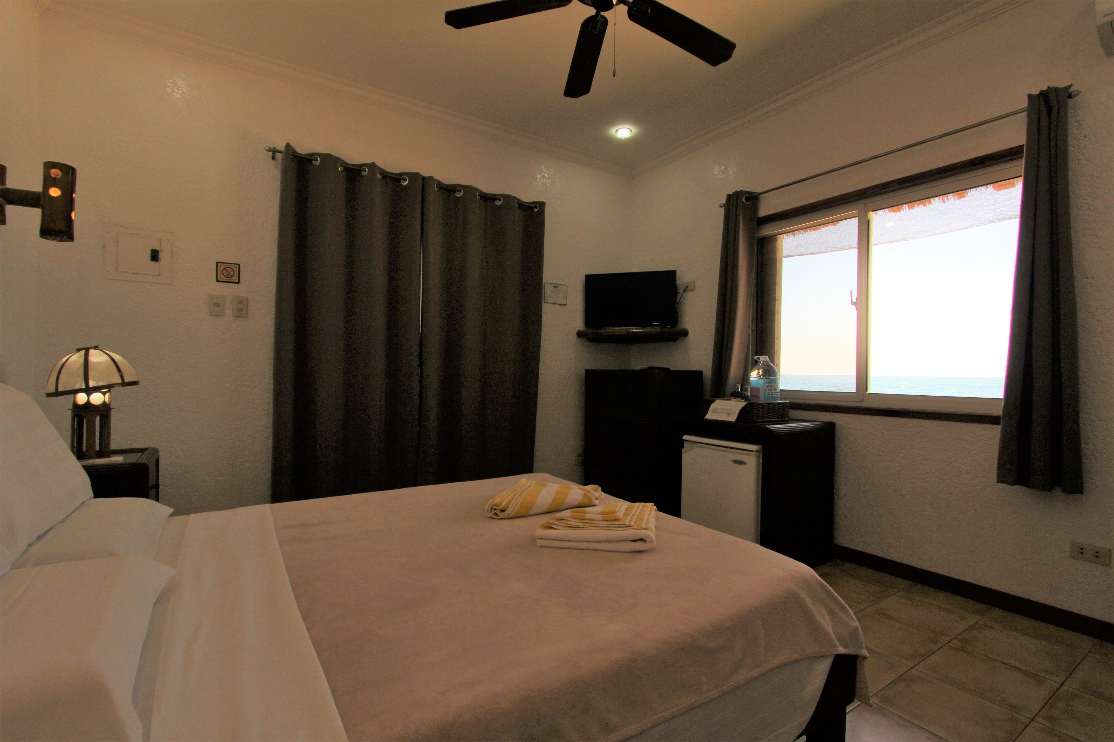 deluxe room | minibar, in-room safe, desk, soundproofing