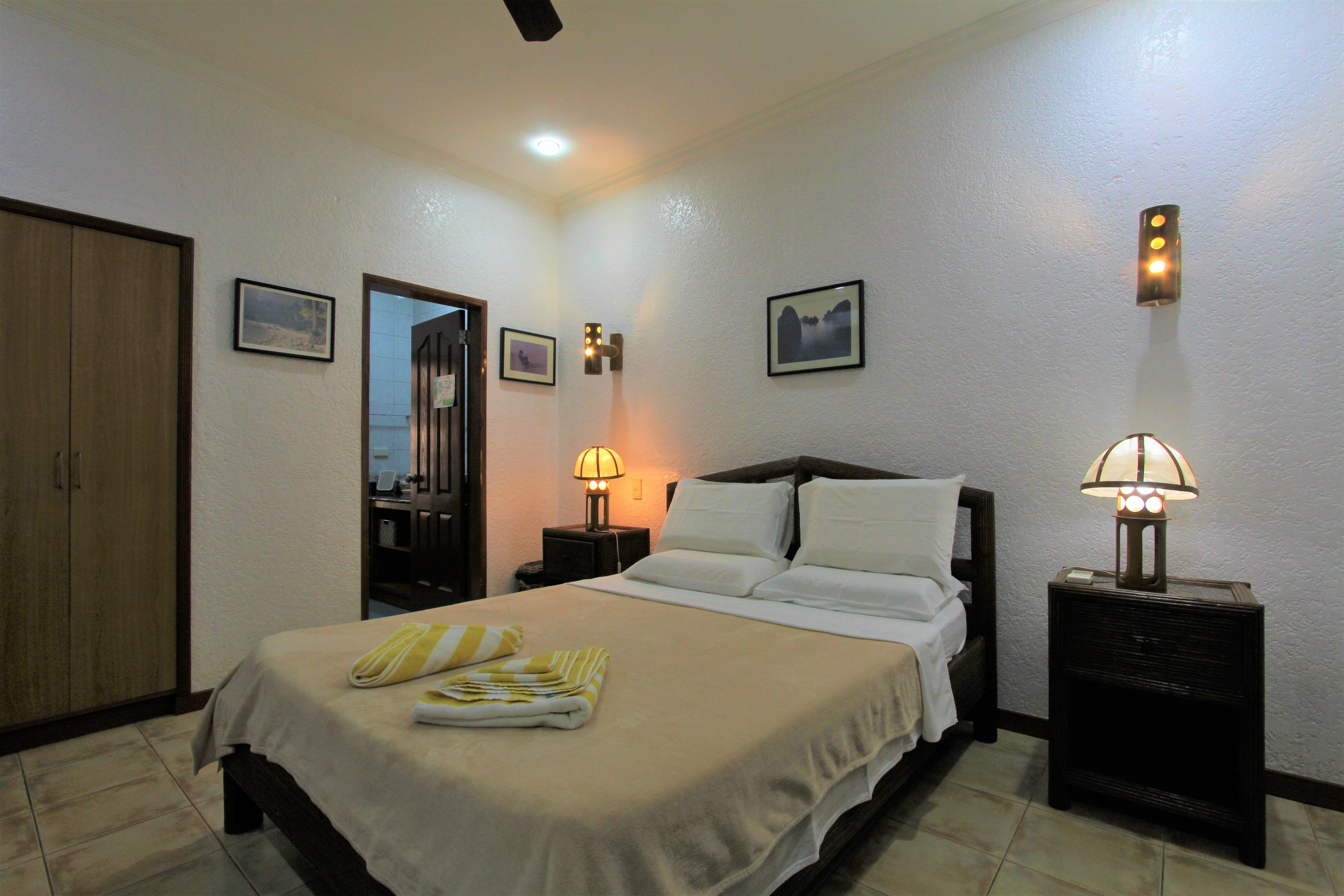 deluxe room | minibar, in-room safe, desk, soundproofing