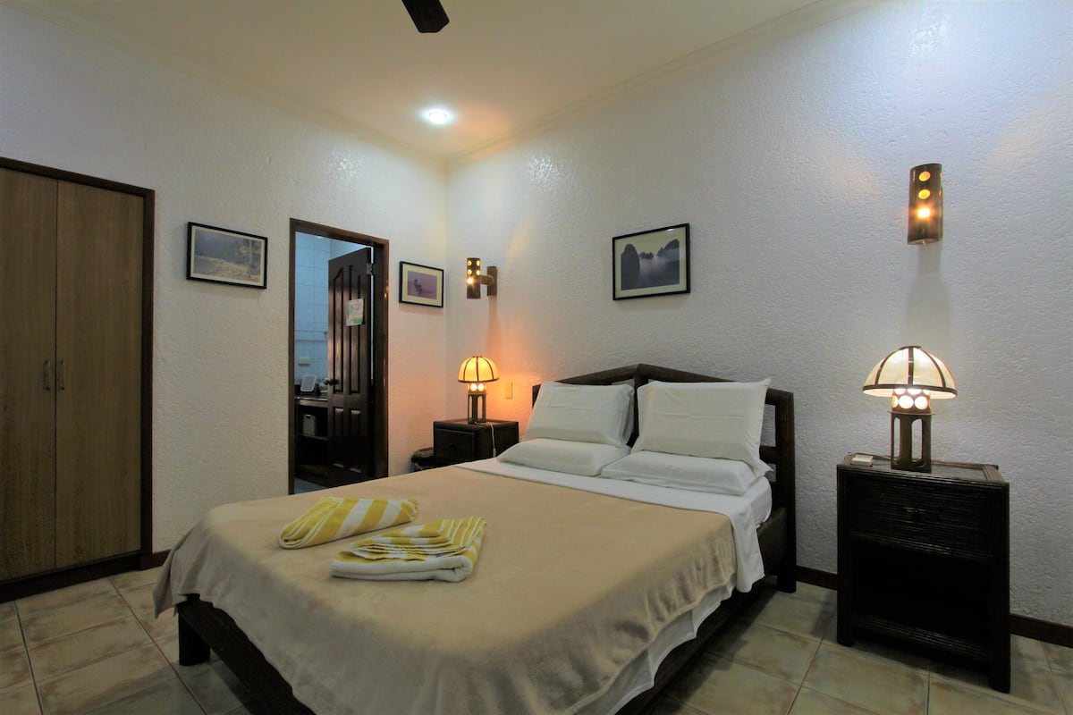 deluxe room | minibar, in-room safe, desk, soundproofing