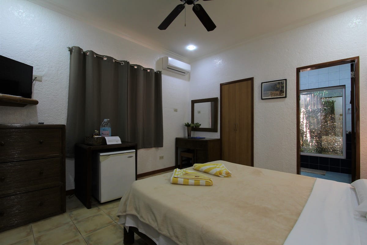 deluxe room | minibar, in-room safe, desk, soundproofing