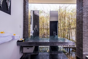 Combined shower/tub, free toiletries, towels - Villa Bukit (Kutuh)