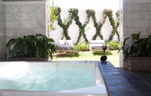 Suite (Tau) | Zwembad | 2 binnenzwembaden, een buitenzwembad