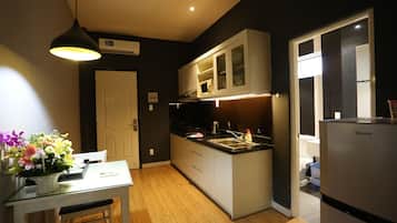 Departamento Deluxe | Cocina compartida | Microondas, cafetera y tetera y utensilios de cocina