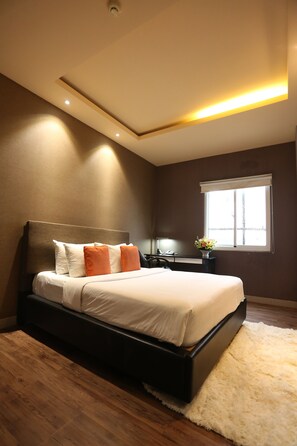 Suite junior, 1 habitación | Minibar, caja de seguridad en la habitación y escritorio