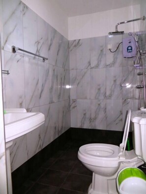 Shower dan perlengkapan mandi gratis