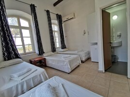 Cortinas opacas, wifi gratis, ropa de cama