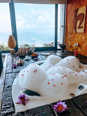 Đồ dùng nhà tắm miễn phí, máy sấy tóc, áo choàng tắm